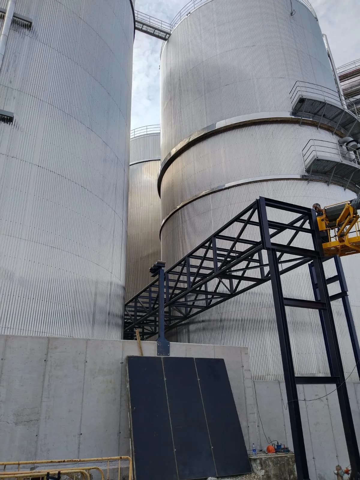 Detalle de soldadura profesional en estructura de acero