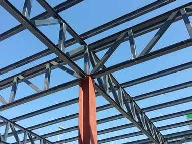 Detalle de estructura metálica con cerchas y pilares