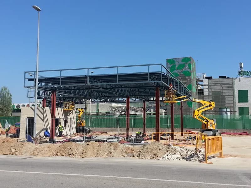 Montaje de estructura metálica en estación de servicio