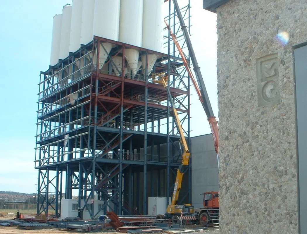 Montaje de estructura metálica industrial en campo