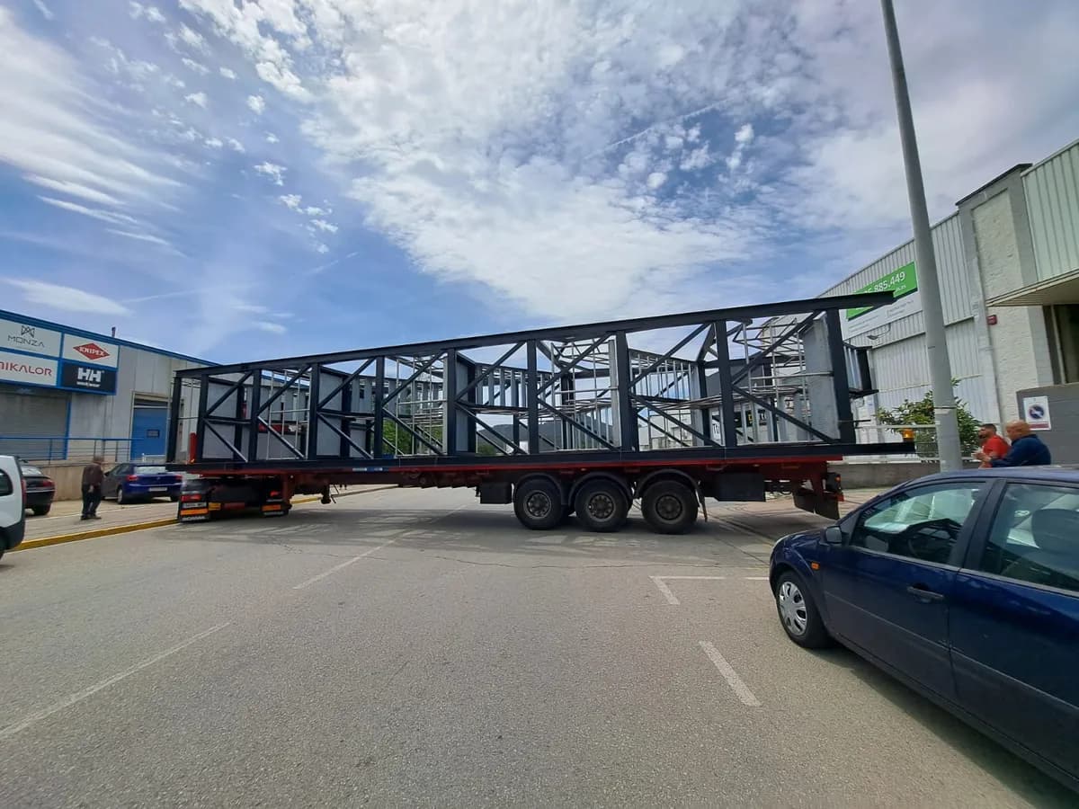 Prefabricación de escalera metálica industrial en taller